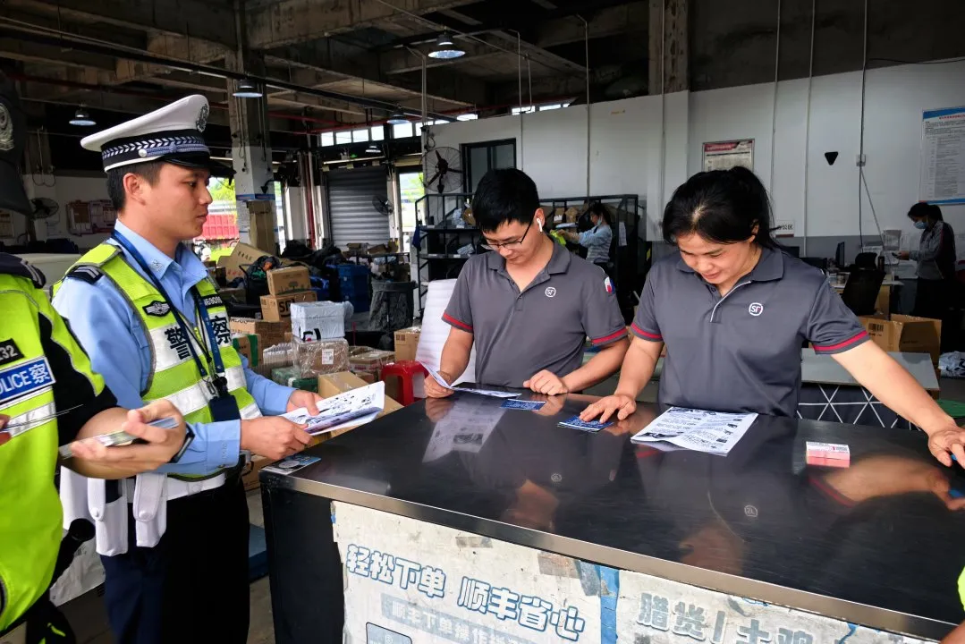 江永：交安宣傳進企業(yè) 警企攜手護平安