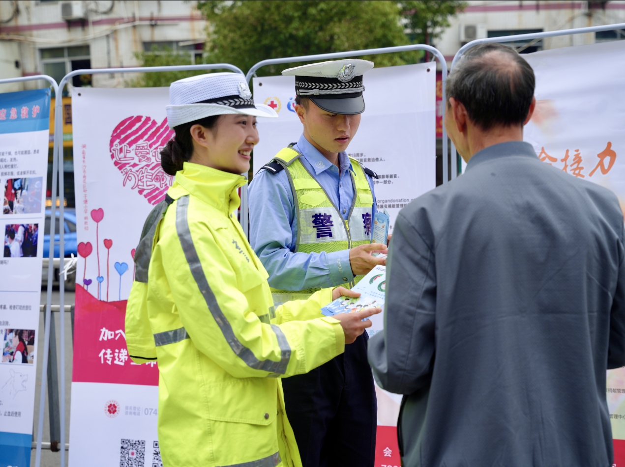 花垣公安交警开展第18个全国防灾减灾日主题宣传活动
