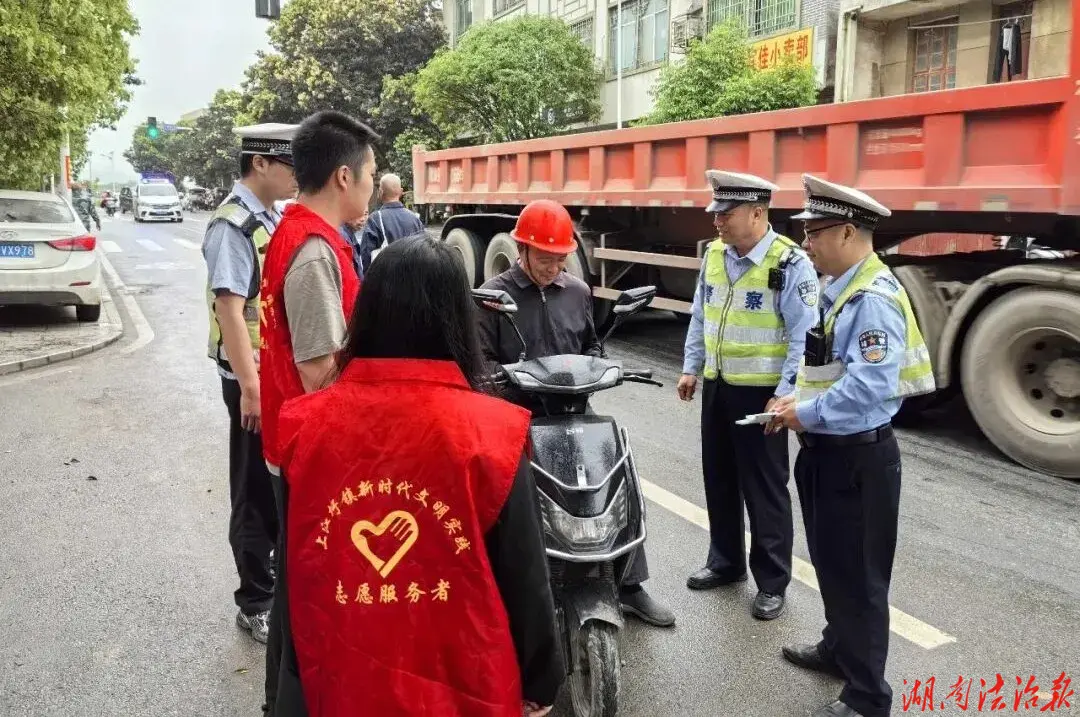 江永交警：堅守一線 全力護航五一假期路暢人安