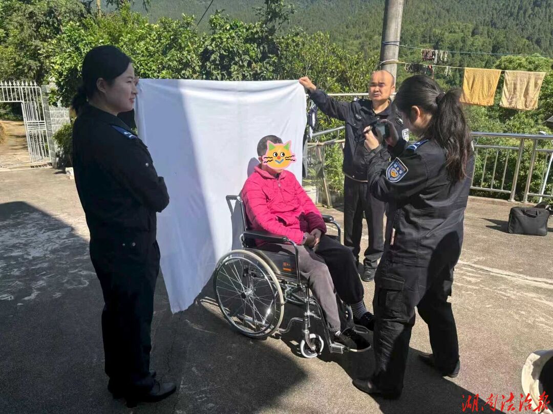 永定公安：上门办证解民忧 千里锦旗映初心