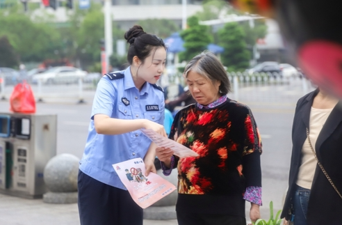 與民同心 為您守護(hù)丨零陵公安開展“5·15”打擊防范經(jīng)濟(jì)犯罪宣傳活動
