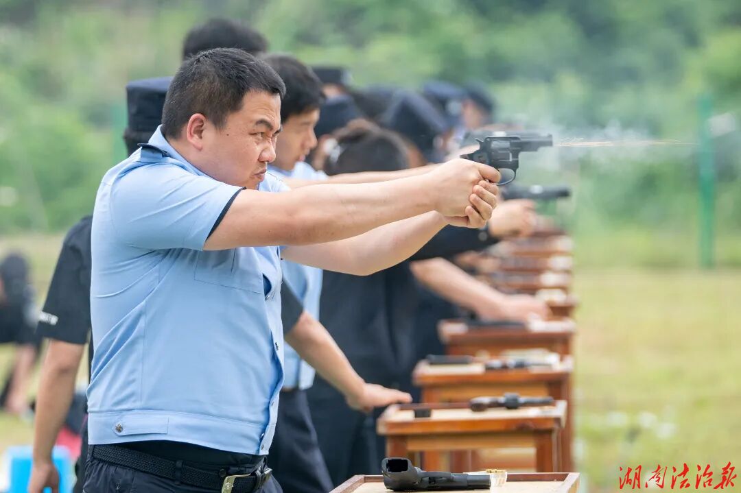 慈利公安举行全警实战大练兵射击比武