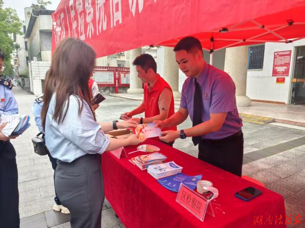 檢信聯(lián)動聚合力 法治宣傳潤民心 ——零陵區(qū)檢察院聯(lián)合區(qū)信訪局開展信訪法治宣傳活動
