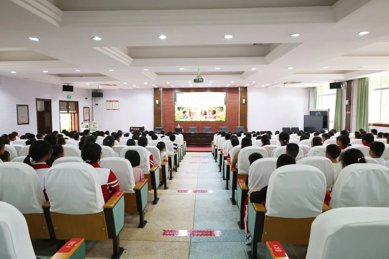 守护花开护童心  司法护航伴童行——慈利法院常态化开展送法进校园活动