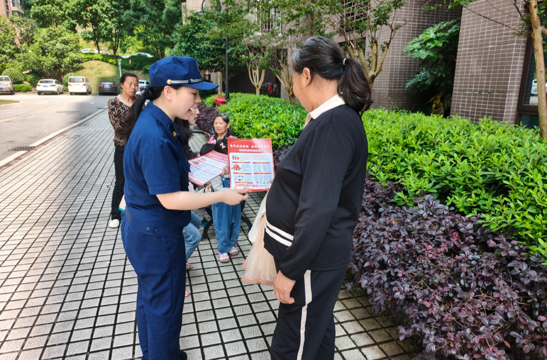 消防普法進(jìn)小區(qū) 安全知識(shí)入民心