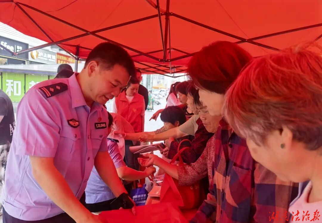 涟源市公安局组织开展“与民同心 为您守护”5.15打击和防范经济犯罪宣传日活动