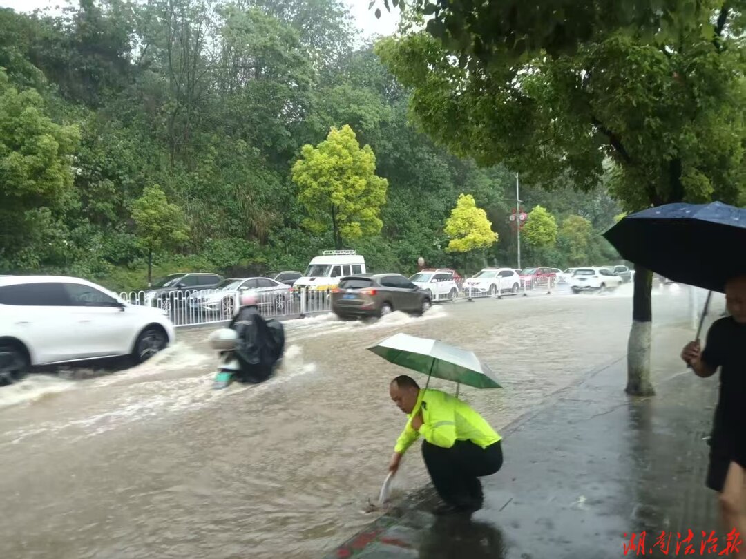 暴雨中的 “逆行者” 吉首交警清障排险守护道路平安