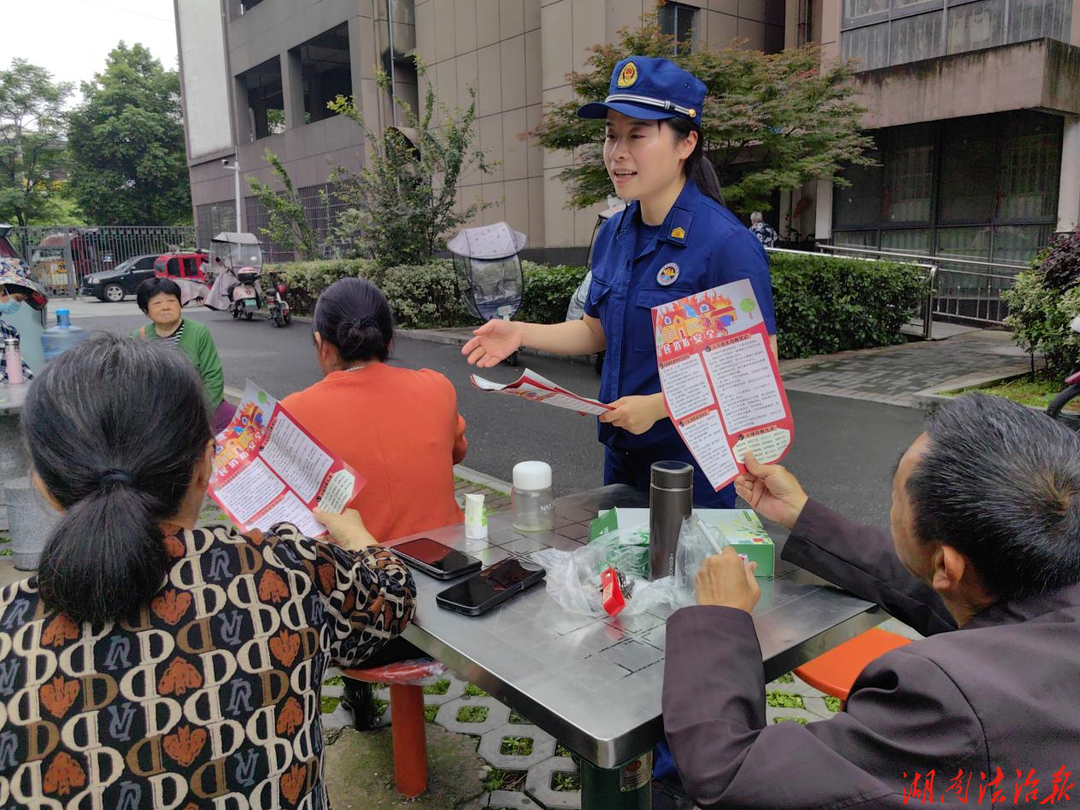 排查除隐患 宣传护家园 ——资阳区消防救援局深入辖区高层住宅小区开展“敲门入户”行动