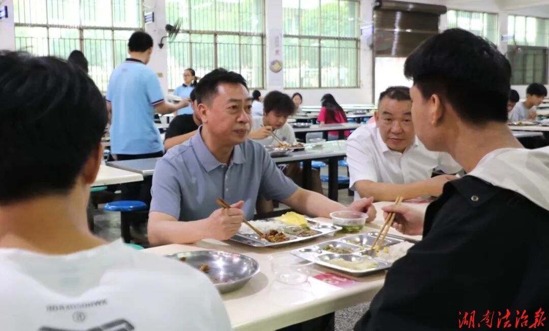 黃永英深入新田二中開(kāi)展“校園餐”陪餐活動(dòng) 了解高考備考情況