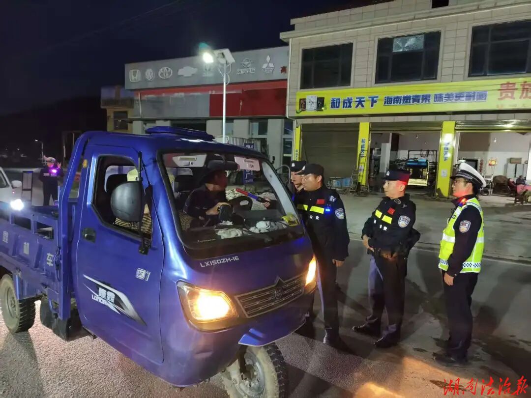 严查交通违法，2人被罚！