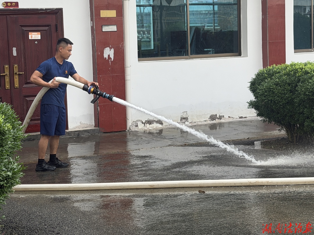 洪水退去 守護(hù)不止！綏寧消防全力開(kāi)展災(zāi)后清淤?gòu)?fù)產(chǎn)工作