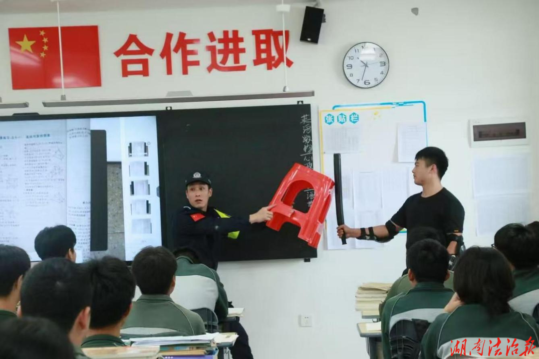 警護(hù)校園安全 筑牢平安防線 ——吉首公安進(jìn)校園開展防暴處置專項(xiàng)教學(xué)活動(dòng)