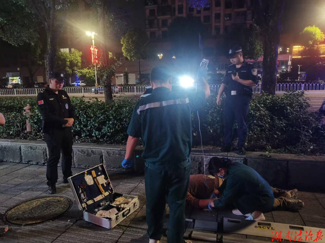 【強(qiáng)治理 護(hù)民安】夜色無(wú)聲 警暖人心！花垣公安深夜緊急救助醉倒群眾