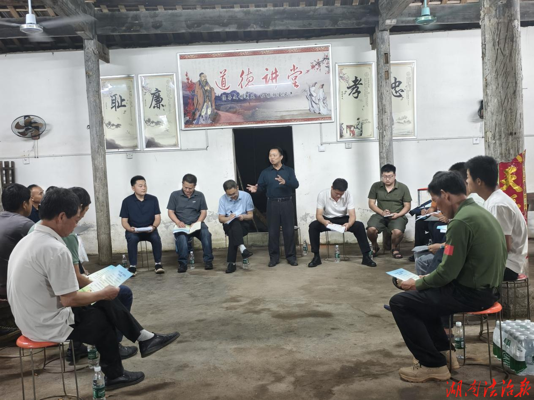 屋場(chǎng)夜話話法治 利劍護(hù)蕾潤(rùn)民心 ——回龍圩管理區(qū)司法局走進(jìn)馬鹿頭村開展法治宣傳