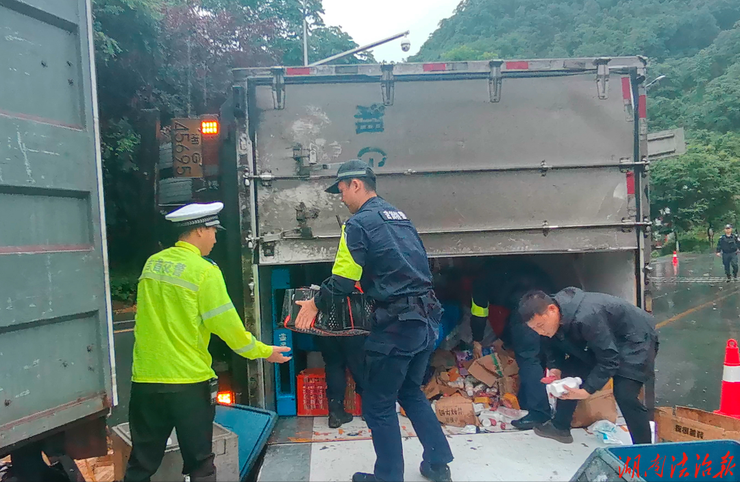 路面濕滑貨車(chē)側(cè)翻 吉首公安凌晨雨中緊急救援 挽回60萬(wàn)元損失