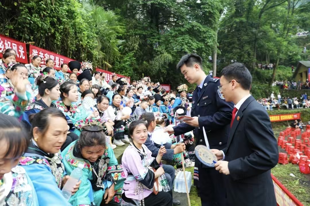 凤凰县：打造“三大”品牌  推进法治建设