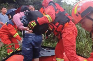 暴雨突襲村莊兩人被困二樓 綏寧消防駕舟破浪緊急施救 ?