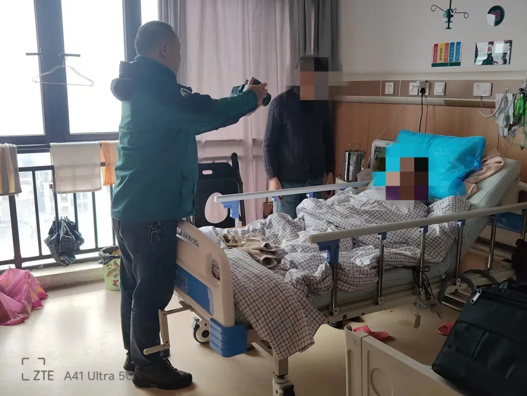 民警上门办证，为特殊群众打通服务“最后一公里”
