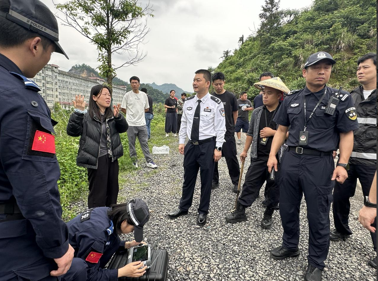 揪心！两名女童深夜离家，吉首警方9小时连夜搜救终寻回