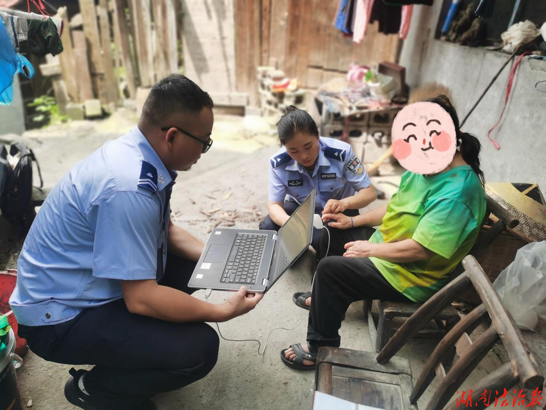 便民服務(wù)零距離：鳳凰公安將戶籍窗口“搬”到群眾家門口