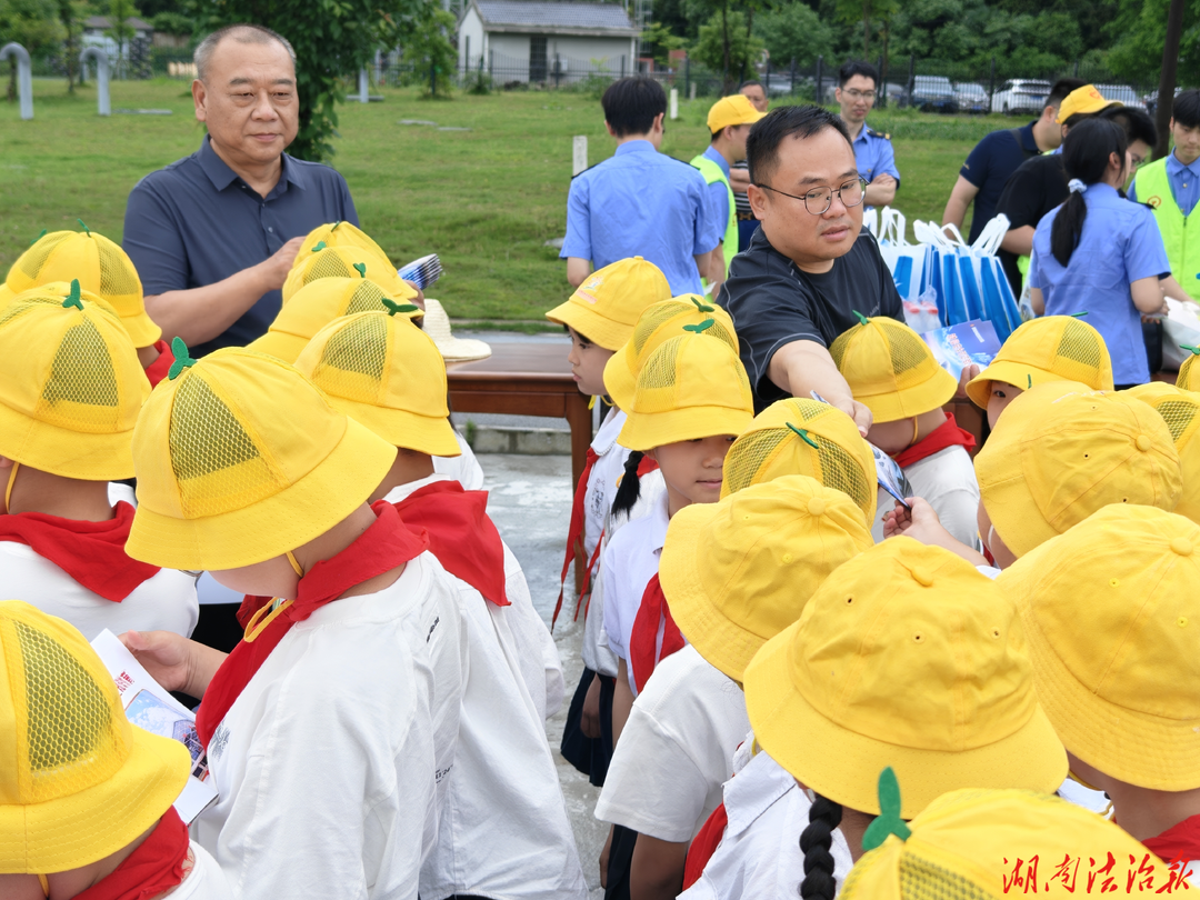 張家界市組織開展“5·26我愛路”主題 宣傳教育活動