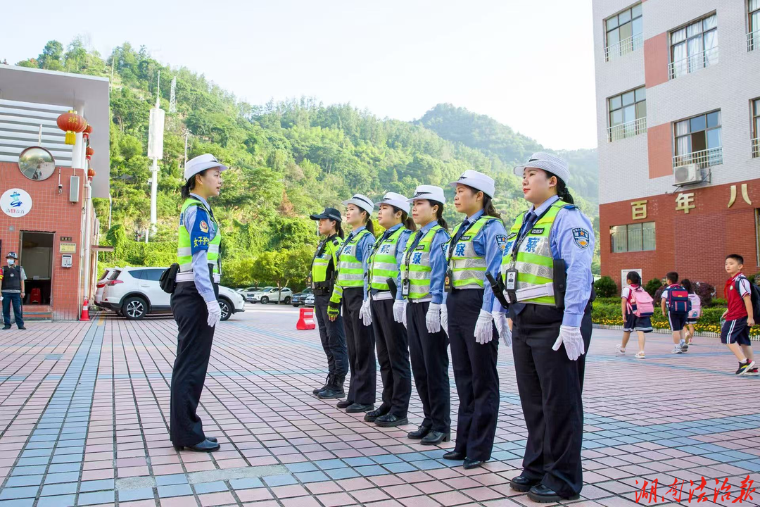 風雨雪暑上學路，“丹”心一路護童真 —— 交警吳丹的春夏秋冬
