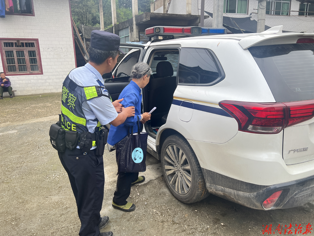 一次特殊的“護(hù)送”  通道公安民輔警貼心服務(wù)為老人解憂(yōu)