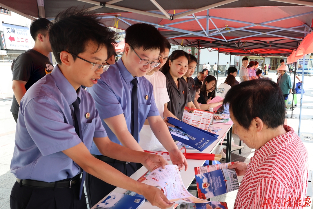 桂東檢察：羅霄廣場擺起“法治攤”，送法暖民心