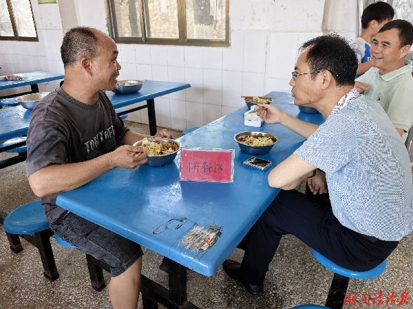江華瑤族自治縣人民法院黨組書(shū)記、院長(zhǎng)鄧述榮到仙石完小調(diào)研“校園餐”食品安全工作