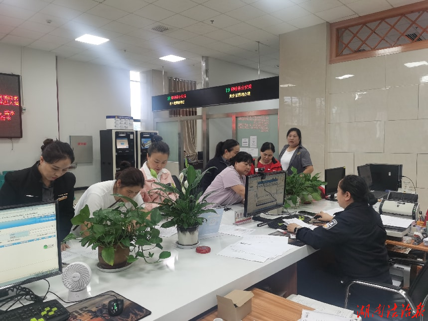 保靖公安：旅游旺季辦證忙 出入境窗口高效護(hù)航群眾出行