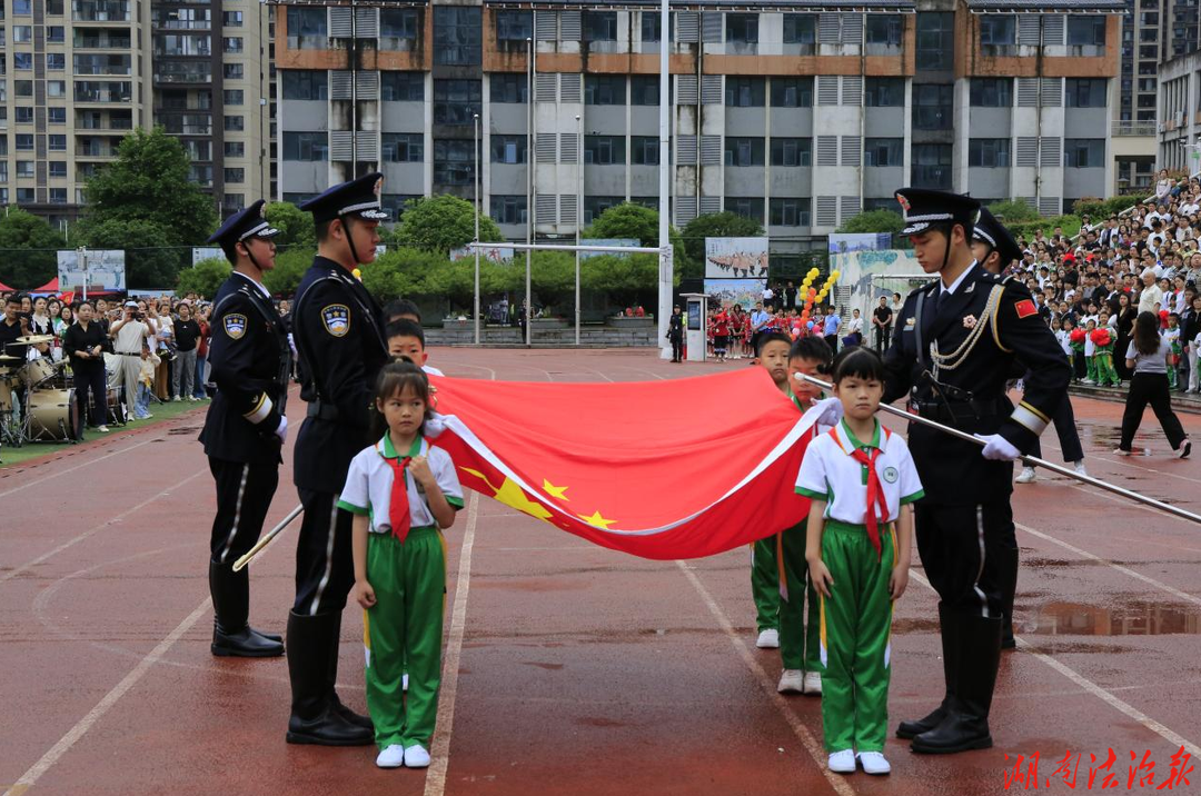 警營(yíng)開(kāi)放進(jìn)校園 平安相伴慶六一