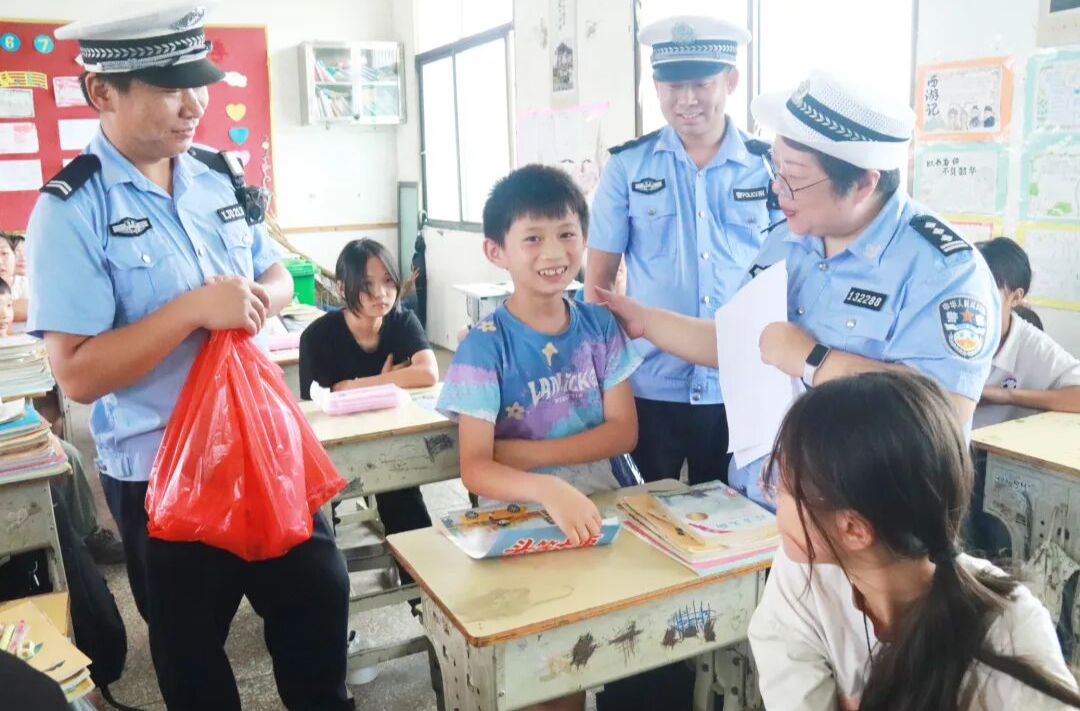 双峰公安民辅警走进校园，为孩子们送上“六一”交通安全礼