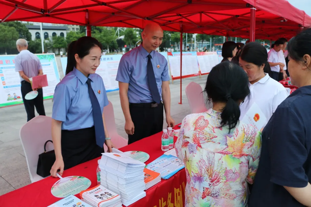 面對面廣場普法，零距離答疑解憂