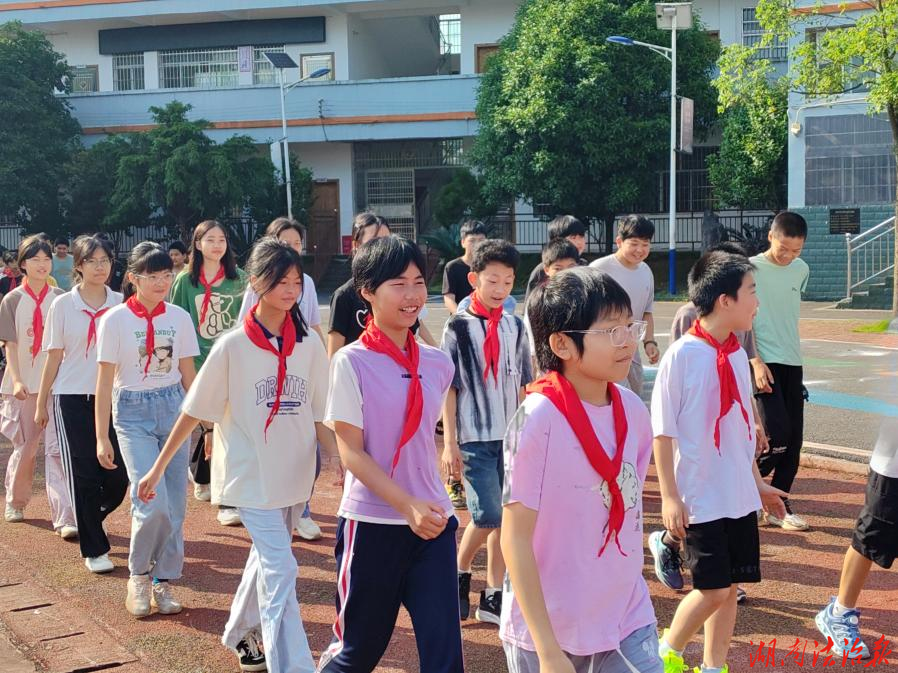永州市零陵区石岩头镇学校举办“童心逐梦迎六一  永冲锋向未来”趣味运动会