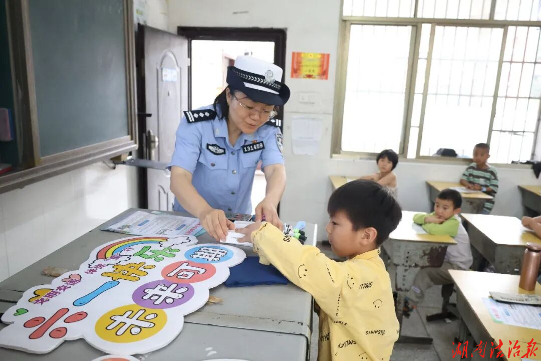 交警走进涟源三小开展主题宣传活动