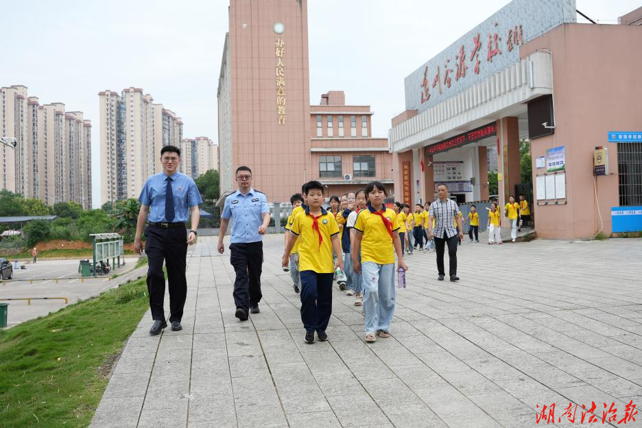 检爱同行，向阳生长  沉浸式旁听庭审，法治护航少年成长