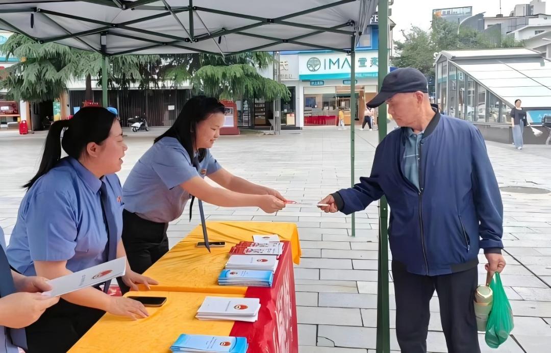 普法润民心 信访守法治——张家界市人民检察院开展第九个信访法治宣传月活动