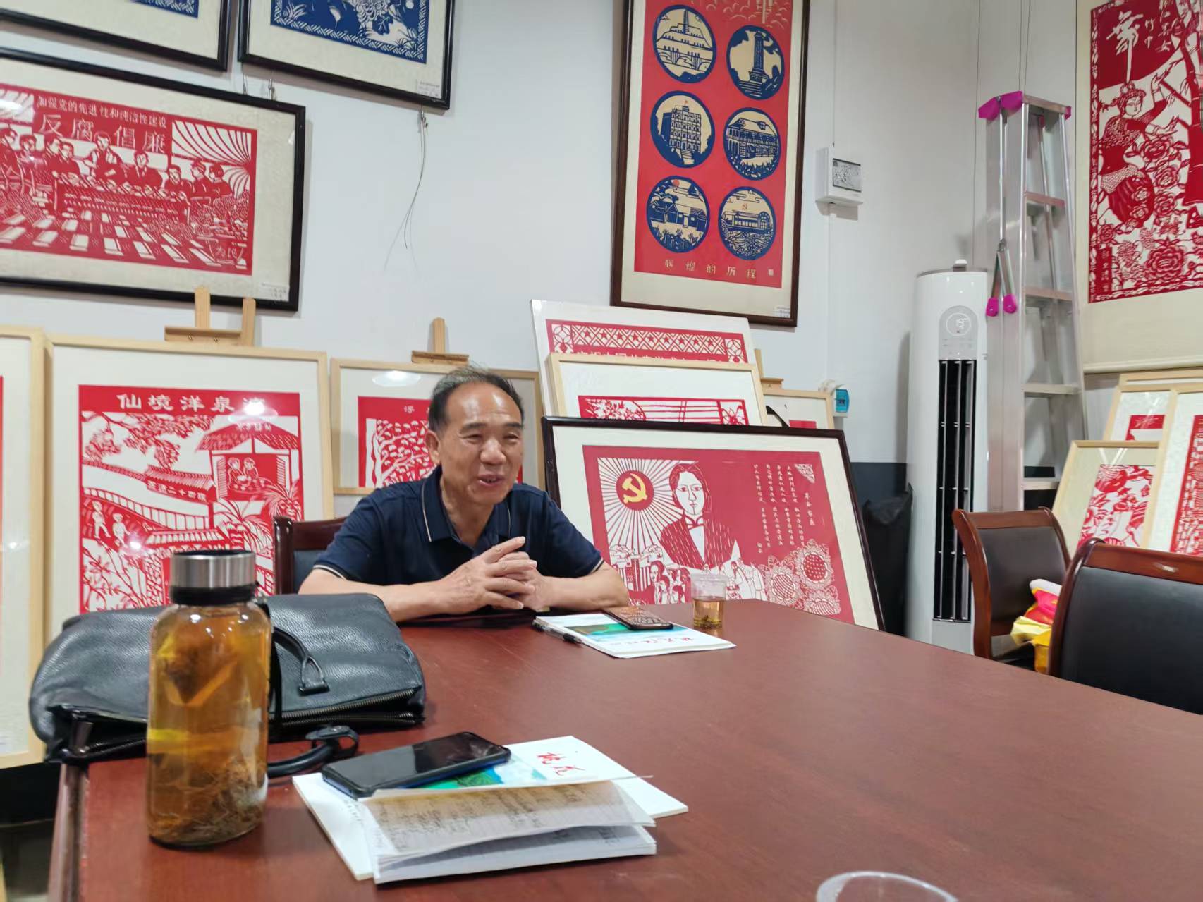 桃江县老科协倾情助力，桃江刻纸花红果硕