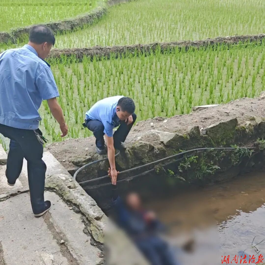老人落水遇险，隆回鸭田派出所紧急施救