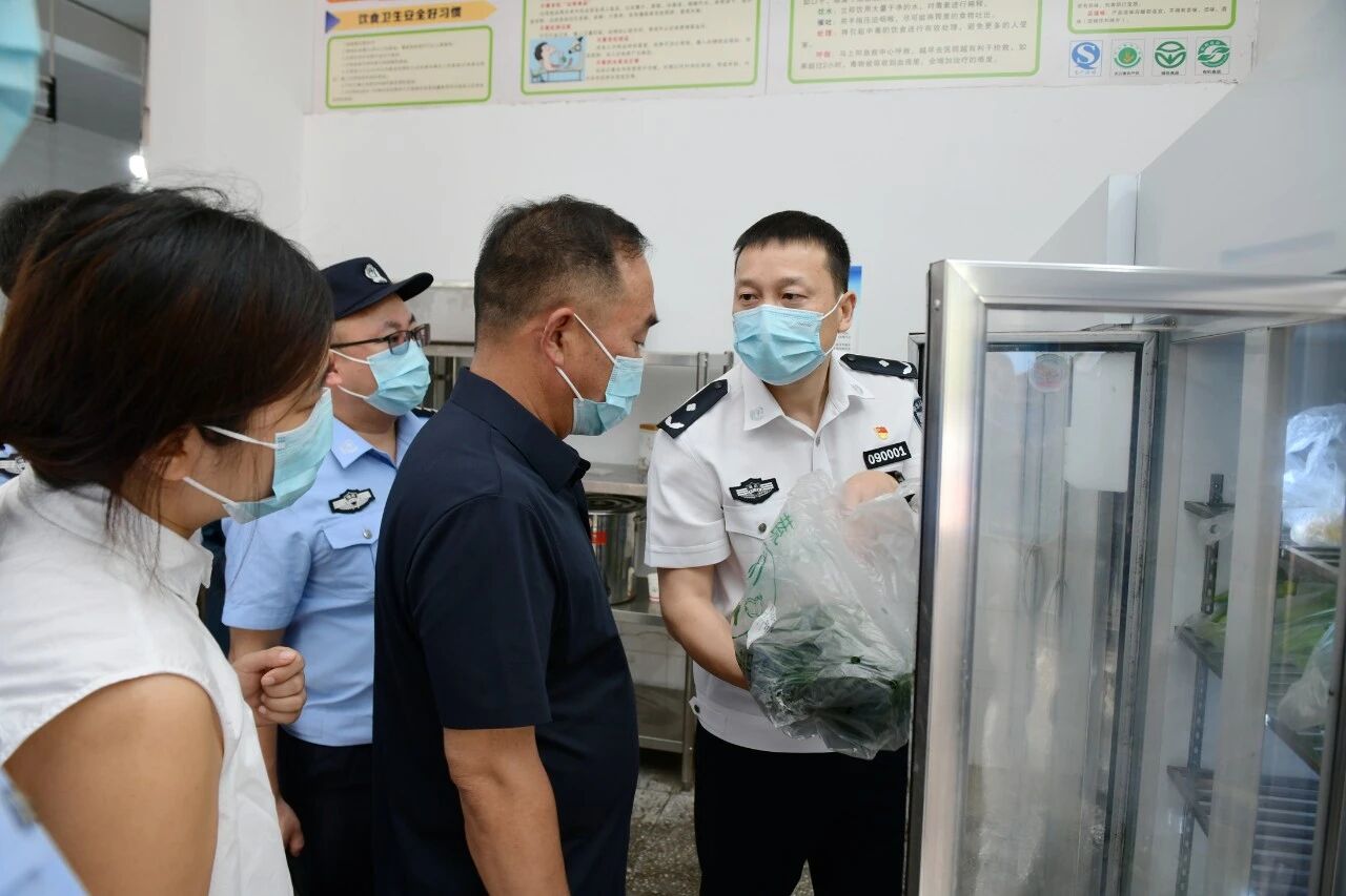 谭铁军到桑植县督导校园餐和危化品管理工作