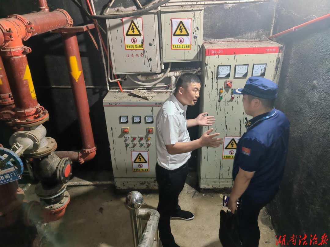 资阳区消防救援局深入辖区重点单位开展消防安全夜查行动