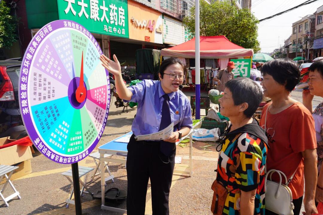 茶陵检察普法赶大集 趣味转盘“转”出学法新乐趣