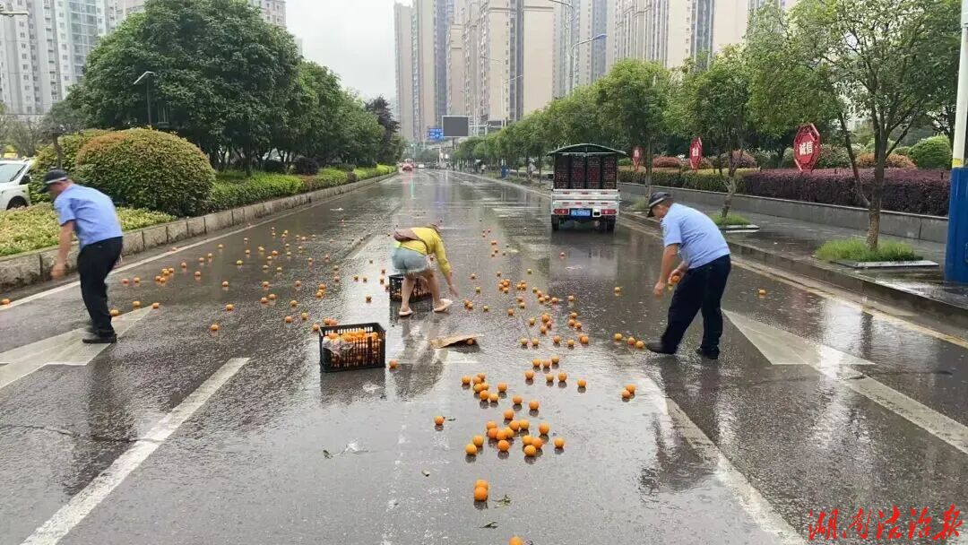 定格暖心瞬间，为桑植交警“帽子叔叔”点赞！