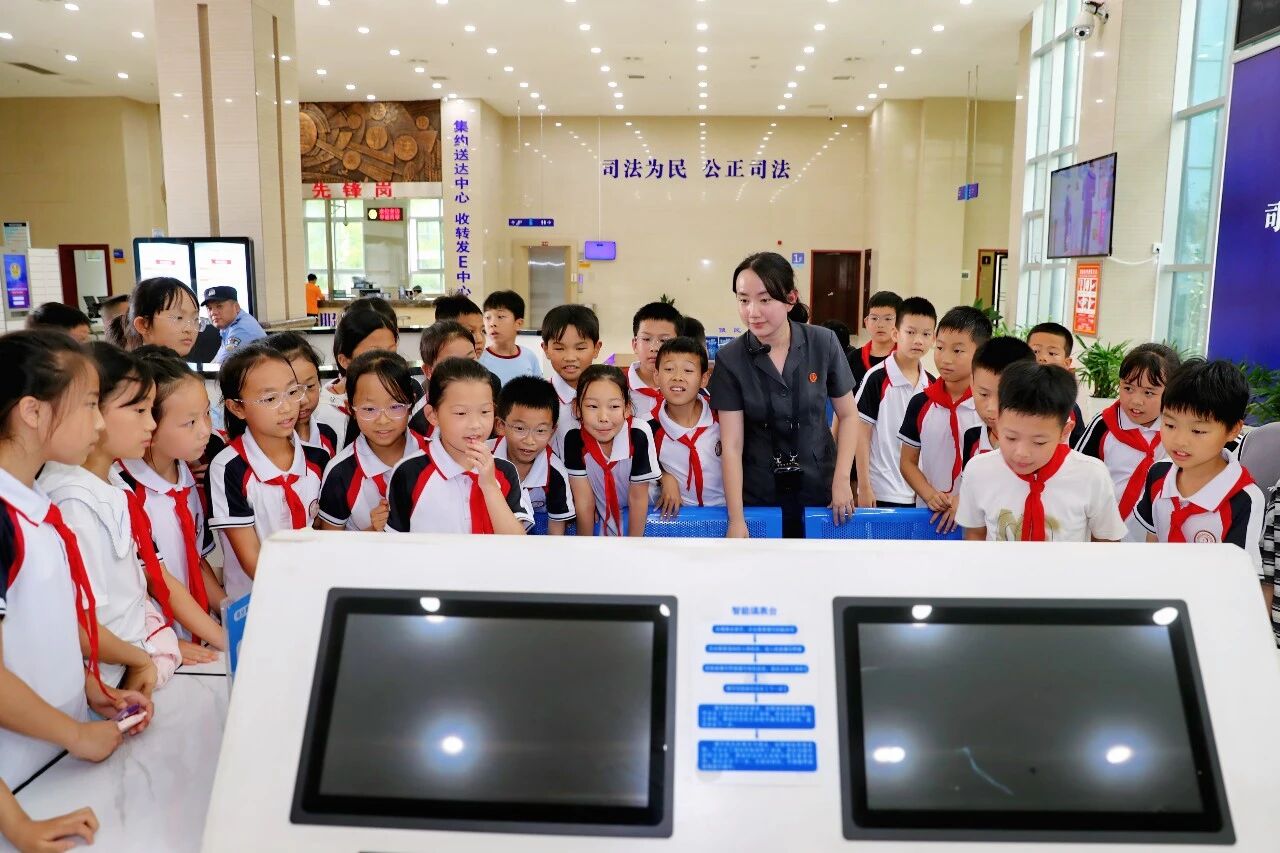 播法治种子树法治信仰｜张家界中院开展法院开放日法治研学活动