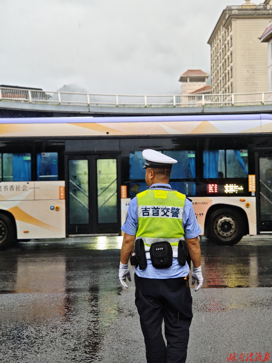 暴雨赴考路 交警护前行——2026年吉首交警全力护航高考