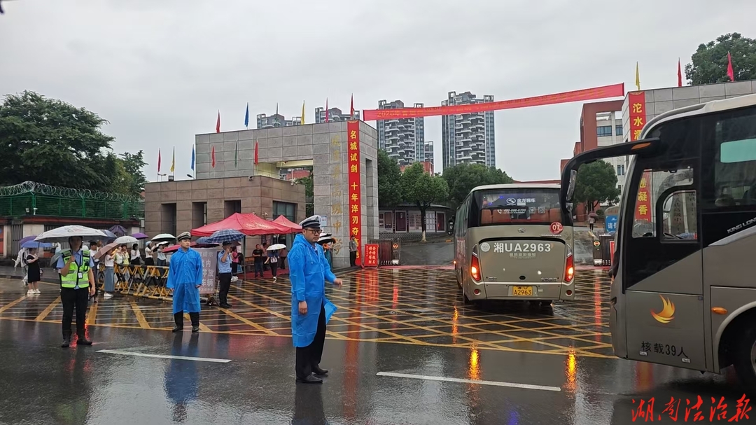 风雨无阻，为爱护航！凤凰交警温情守护学子赴考路