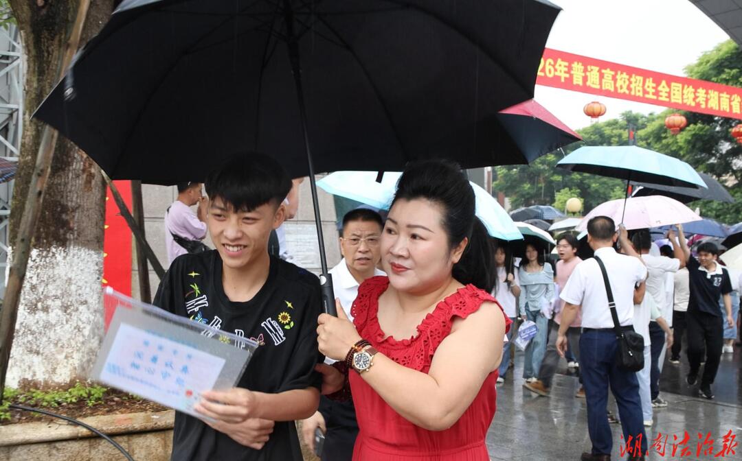 雨中护考：他们湿了衣襟，却暖了人心