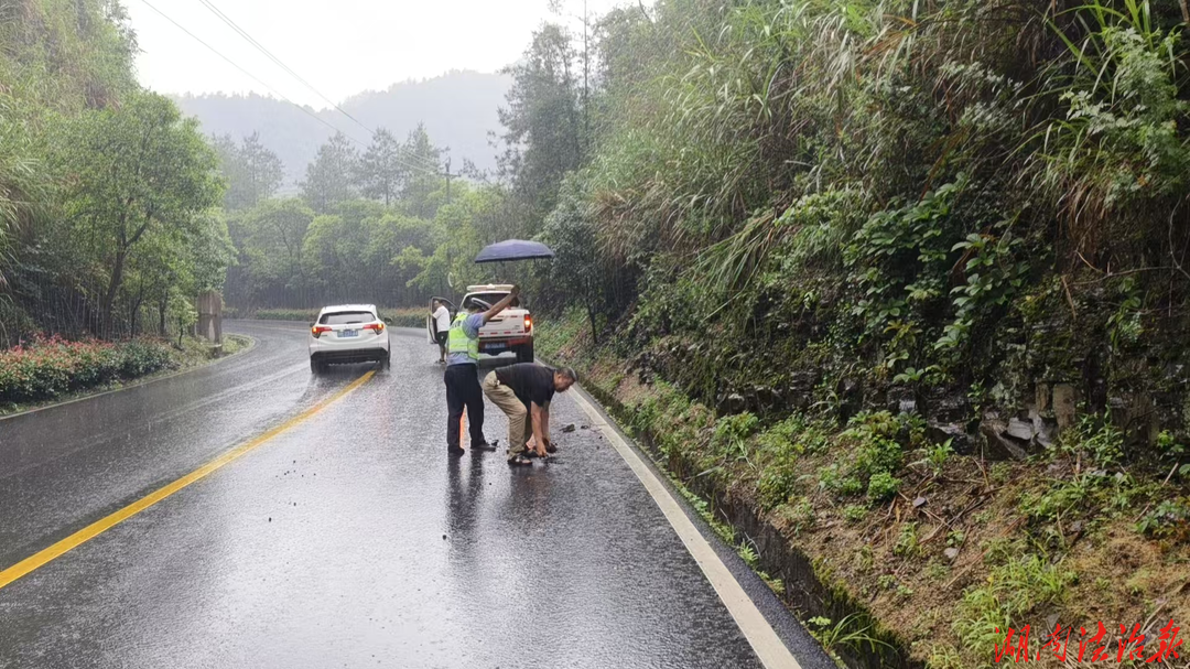 古丈：暴雨之中，“警路”聯(lián)動巡線除患保暢通