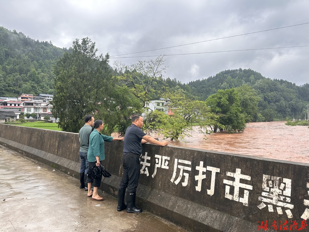 瀘溪法院到聯(lián)點村督導(dǎo)檢查防汛備汛、安全生產(chǎn)及社會穩(wěn)定工作