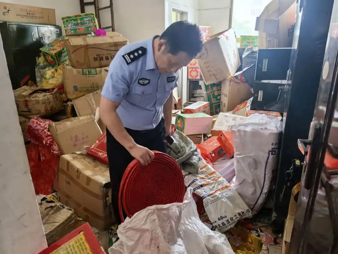自建房暗藏23箱烟花爆竹！钢城公安花山派出所排除风险隐患